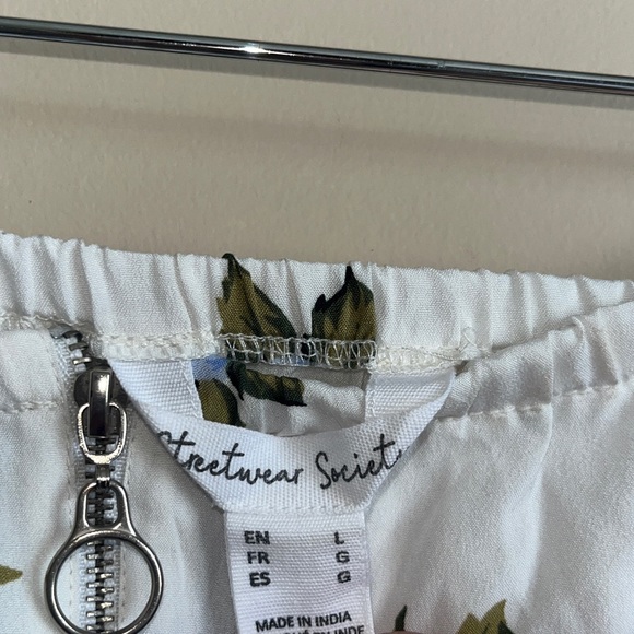 Size Large Floral Off the shoulder top - Picture 2 of 3